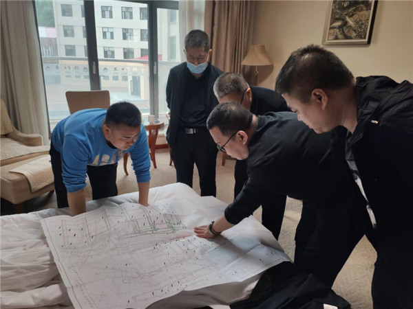 山東科技大學(xué)實(shí)用礦山壓力研究中心主任石永奎教授、郝建博士應(yīng)邀赴龍煤雙鴨山礦業(yè)集團(tuán)進(jìn)行技術(shù)交流