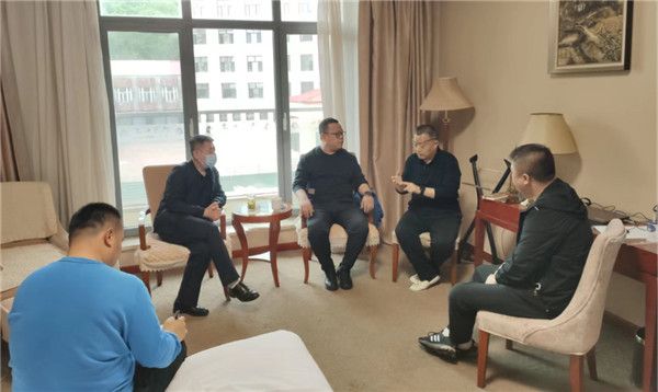 山東科技大學(xué)實(shí)用礦山壓力研究中心主任石永奎教授、郝建博士應(yīng)邀赴龍煤雙鴨山礦業(yè)集團(tuán)進(jìn)行技術(shù)交流